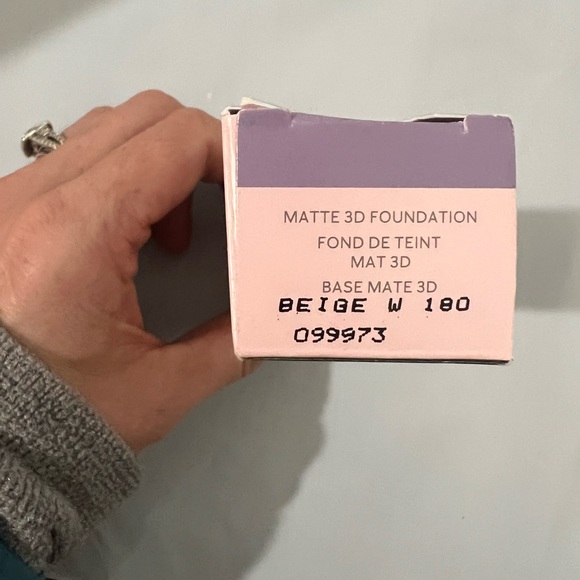 TimeWise® Matte 3D Foundation
1 fl. oz. - Picture 6 of 10